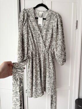 H&M Floral Tie-Belt Wrap Dress in Sage Green Women size S